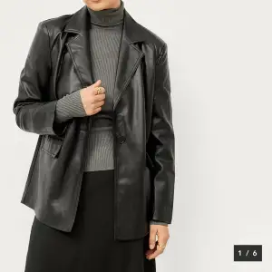 kavaj i skinnimitation från gina tricot helt ny och oanvänd nypris är 699kr. storlek small/38 men passar även medium 