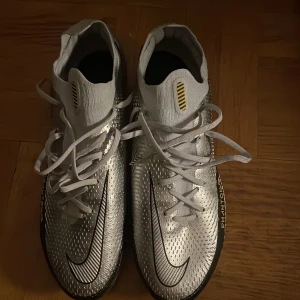 Nike fotbollsskor 43 - Nike fotbollsskor helt nya endast testade storlek 43