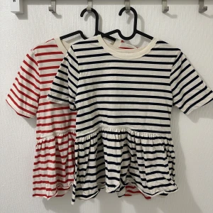 Randiga volang t-shirts  - Populära & slutsålda randiga volang t-shirts från ZARA. Säljs tsm, ej enskilda. Storlek S, nysckick. 