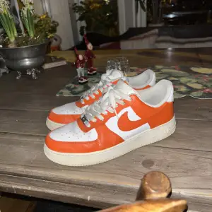 Säljer nu mina air force 1 customs. Storlek 42,5 bra skick. Pris går att diskutera. 