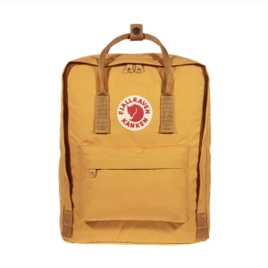 Fjällräven Kånken Ryggsäck - Helt oanvänd Fjällräven kånken ryggsäck i färgen ”Ochre”. Väldigt snygg och praktisk, får plats med mycket! Köpt för ca. 1100kr, säljer för 650 men pris kan diskuteras!☀️💛