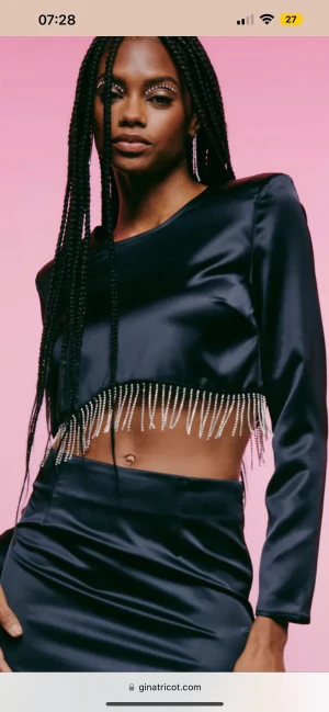 Kort långärmad tröja - Säljer denna tröjan pga att jag aldrig använt den! Endast testad