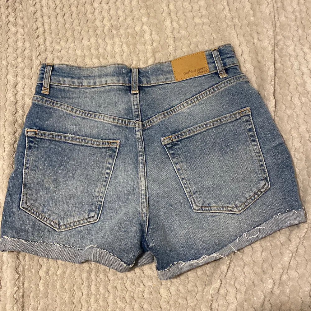 Säljer mina jeansshorts då dom aldrig kommer till användning. (Köparen står för frakten) . Jeans & Byxor.