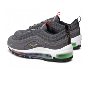 BILLIGT helt oanvända nike 97or - SÄLJER BILLIGT!! Fina och unika skor. Helt oanvända. Skriv så kan jag skicka massa fler bilder. Nypris mellan 1500-2200kr. Storlek EUR39 unisex. KOM MED EGNA PRISFÖRSLAG 🤍