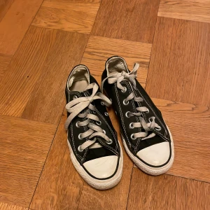 Svarta converse - Säljer mina gamla svarta converse i storlek 35, dem är i helt ok skick, lite slitna, mest på all star ”skylten” men inte jätte skitiga heller. Men den mesta smutsen går nog att få bort i en ordentlig tvätt.