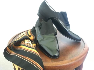 Valentino skor  -  Skor i skinn/ lack och tygdetaljer. Märket ”MARIO VALENTINO”  Bra skick och sååå coola  Passar den med den lilla foten på 36,5  ( Jag själv har 37,5 och trivs ibland i 38. Jag kan sätta ner foten i dem- så de är inte ”pyttesmå” 36,5 skor.