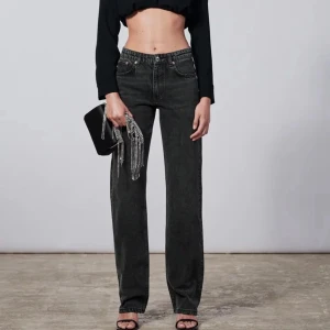 Mid rise jeans - Säljer dessa svarta mid rise jeans från zara. Lite slitningar i hälen kom privat för fler bilder!