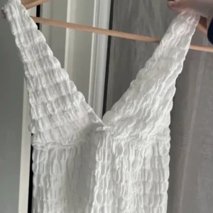 Vit topp🤍 - Vit fin populär somrig topp som är helt slutsåld! ❤️‍🔥❤️‍🔥pris går att diskuteras. ( bilden är lånad)