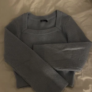 Stickad tröja  - Härlig blå tröja med en liten slits i ärmarna. Använd ca 4 gånger och i ett mycket bra skick. Hör av dig vid intresse💖 !Använd ej ”köp nu”!