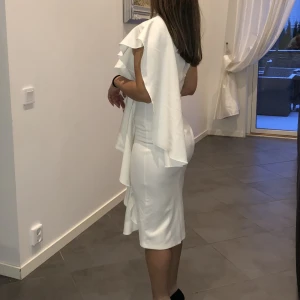 Vit klänning  - Vit klänning till konfirmationen eller studenten.  Väldigt elegant och fin. 