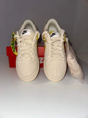 Nike dunk banana - Säljer dessa helt nya nike dunk storlek 36,5 . Kommer i ersättning box. Skickas mot fraktkostnad eller hämtas i malmö 