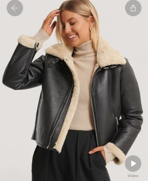 Aviator Jacka från NA-KD strl 32 - Aviator Jacka från nakd i storlek 32. Nypris 1099 kr Använd fåtalgånger.  Passar alla mellan 32-36 beroende på hur man vill att den ska sitta. 