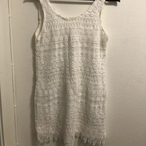 Vit fin spets klänning  - Min studentklänning. Väldigt fin med spetsen.lite öppen på ryggen. I strl 36. Köpt på bubbleroom