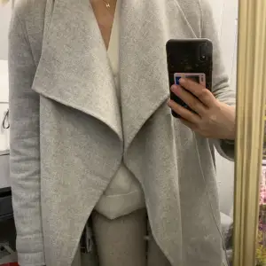 Säljer denna fina kappa från Zara! 