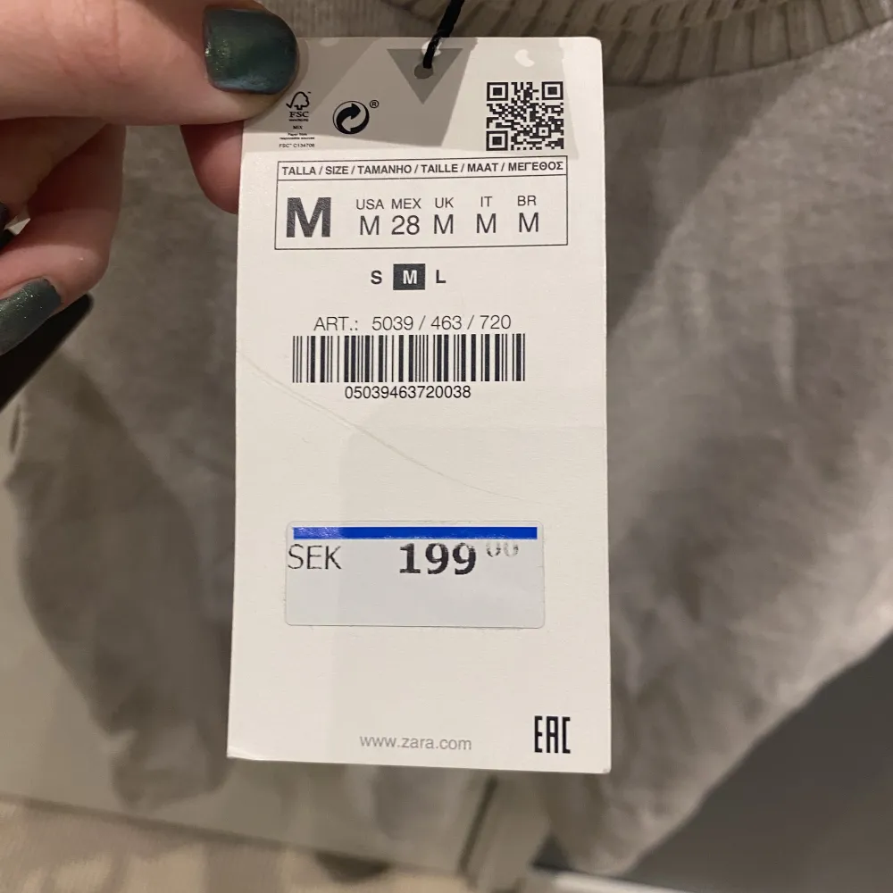 Säljer denna oanvända Polo tröja från Zara. Den sitter superfint på att är i ett så skönt material. Inköpspris 199 säljer för 100 kr. Tröjor & Koftor.