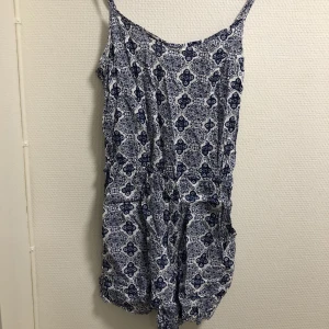 Shortsdress - I strl 36. Behöver strykas 