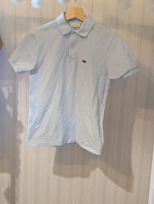 Lacoste pike - Säljer min Lacoste pike, den har inga tecken på användning :) Nypris är 600 kr. Den är från barnsortimentet men skulle säga att den är mellan XS och S🙂 Skickar inte kan bara mötas upp.