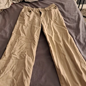 Jeans - Jeans som sitrer under navlen