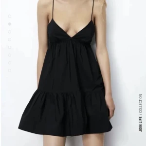 Klänning zara - Säljer denna såå fina klänningen från zara❤️ inte använd 