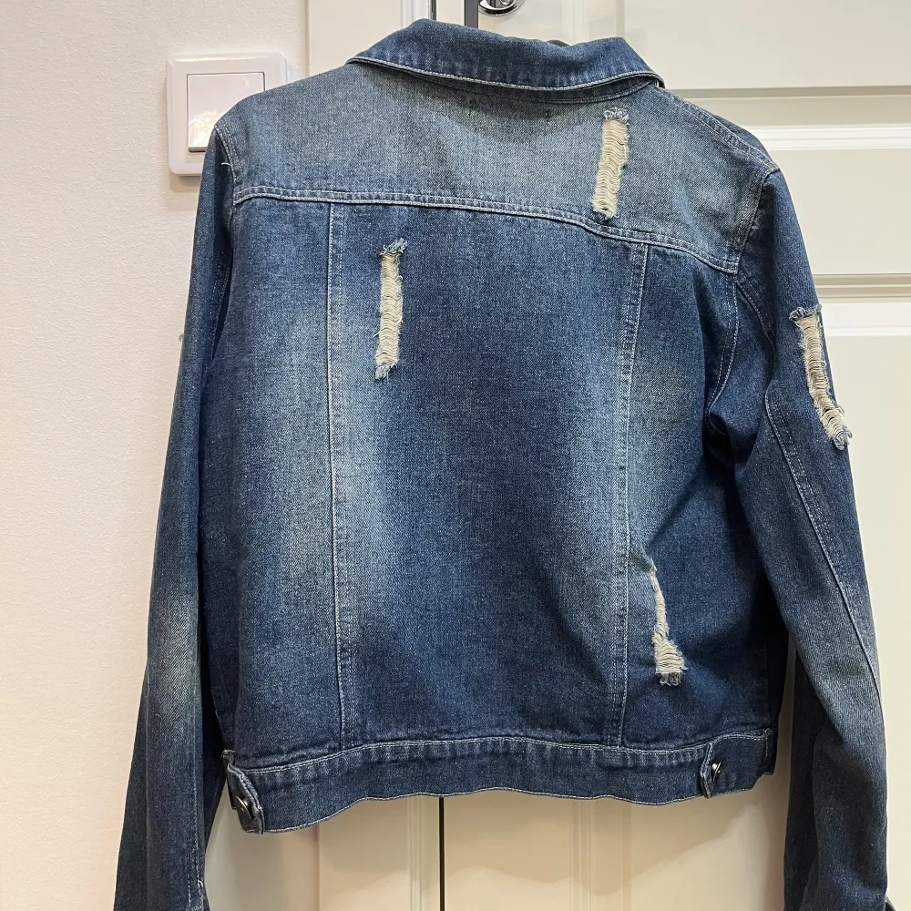 Snygg kort denim jacka som passar M/L. I bra skick men använder inte, har snygga detaljer.. Jackor.