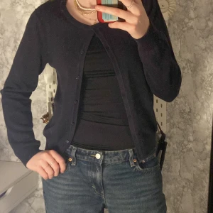 Marinblå cardigan - Marinblå cardigan från H&M i storlek M. || Säljer även andra Cardigans, kolla min profil!🫶