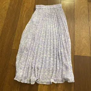 Säljer en plisserad kjol från Monki i nyskick! Säljer för 120kr + frakt🫶🏼