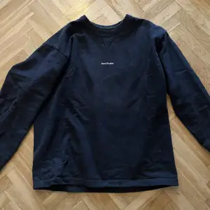 Acne studios tröja som är använd 3-4 gånger. Oversized. Jag är L/XL och den passar mig perfekt. Inköpt för en månad sedan, tag finns kvar om man vill ha det.  Nypris 2700kr