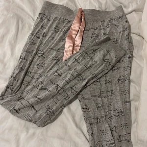 pyjamasbyxor  - pyjamasbyxor från newyorker.  Djur finns i hemmet, köparen står för frakt. ☺️