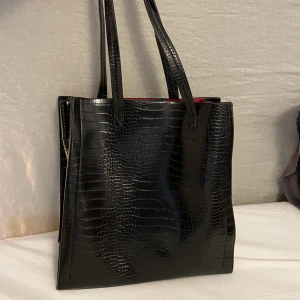 Svart väska - Svart väska köpt för ungefär 2 år sen på asos, använd fåtal gånger. Väldigt praktisk, rymmer mycket