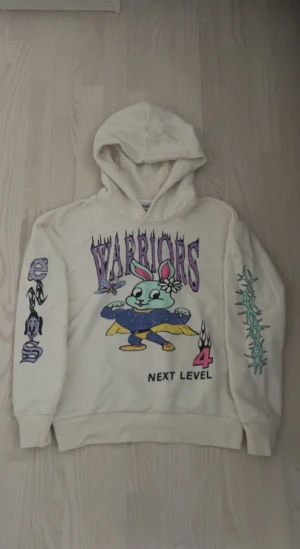 Graphic Hoodie Weekday - Fin Weekday Hoodie med tryck, använd fåtal gånger. Pris kan diskuteras.