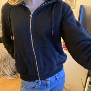 Svart hoodie med dragkedja  - Säljer en superskön och snygg svart zip-hoodie!😍 Den är från Zara och säljs ej längre! 💖 Passar till allt och såå skön😍🥰