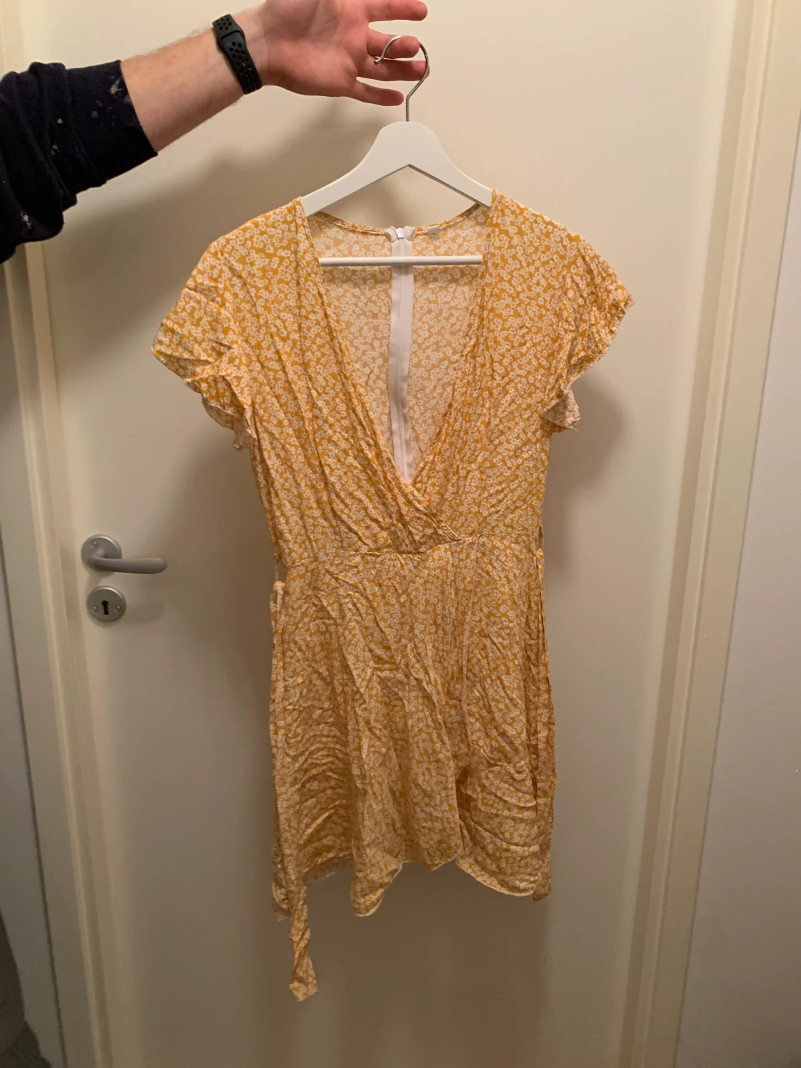 Gul småblommig klänning