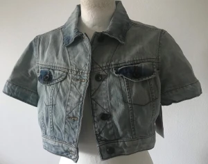 jeansjacka croppad cropped - storlek: S-M. möts i stockholm eller fraktar. 🖤 kontakta mig om du vill köpa