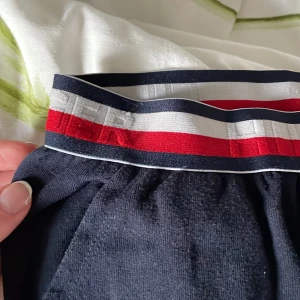 Lågmidjade mjukisbyxor - Lågmidjade marinblåa mjukisbyxor från Tommy Hilfiger.