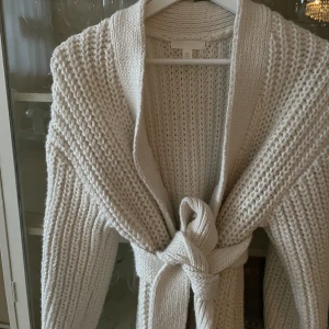 Stickad kofta strl XS  - Oversize stickad kofta från H&M strl XS  Knappt använd, typ 2 ggr  Köpare står för frakt  