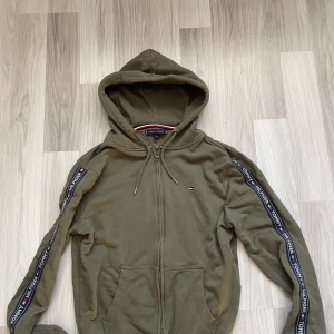 Tommy Hilfiger zip-hoodie  - Skick 5/10