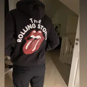 Fin svart hoodie med the Rolling Stones tryck! Helt oandvänd så i mycket bra skick❣️
