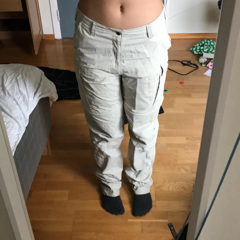 Jätte praktiska byxor som kan ochså bli till skjorts :) Finns inte i butikerna fast hade gissat minst 1,000kr Gätte bra kvalitet och passar hela året runt Priset går att diskutera och skickning priset är eran att betala. Farkut & Housut.