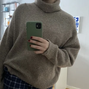 Stickad tröja - Mysig beige stickad tröja med polokrage från H&M. Lite nopprig men annars bra skick!