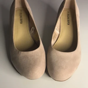 Klackar - Detta är några helt oanvända klackar. Köpte dom till en fest men dom passade inte. Det var då för sent att skicka tillbaka dom då dom har bara stått i mitt rum. Dom är aldrig varit använda och har bra kvalitet.