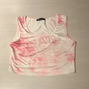 rosa och vitt linne i tie dye mönster
