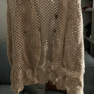 Stickad kofta  - Aldrig använt. Söt stickad tröja som funkar utmärkt till någon långärmad tröja under 