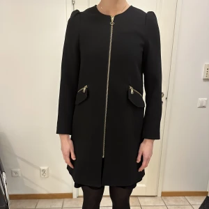 Jacka  - Säljer denna jacka från hm! Köpt för 1 år sedan men inte kommit till användning. Perfekt jacka till vintern/våren❤️‍🔥👌🏼 