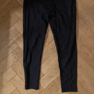 Kostymbyxor  - Randiga kostymbyxor.  Använda men i bra skick.  Stretchigt tyg. Kan knyta i midjan.  Skicka om ni vill ha fler bilder ❤️