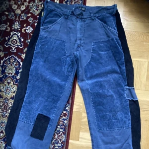 baggy byxor armani - sköna byxor med manchester-lappning. breda överallt, påminner om jnco. finns slitage men inte överdrivet.
