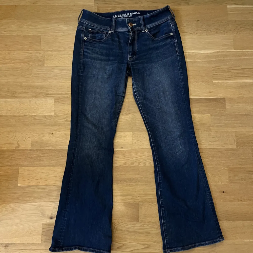 Säljer dessa snygga långmidjade jeans från American Eagle. Passar xs-m.. Jeans & Byxor.