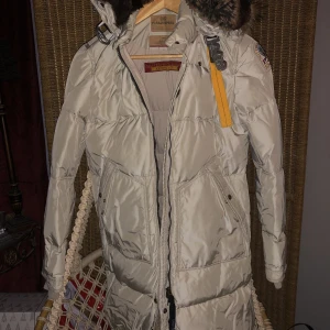 Parajumpers jacka - Säljer denna äkta parajumper jacka som är i ett jättefint skick. Säljer den då den är för liten. Pälsen på luvan är av fuskpäls. Säljer den för 3500. Pris går att diskutera. För mer information är det bara att höra av dig.