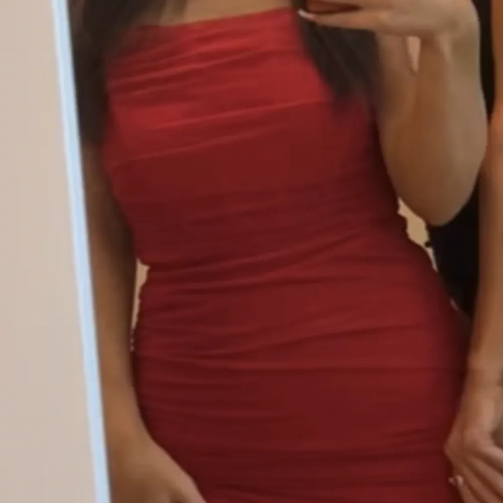 Jättefin röd klänning i storlek xs använd endast en gång. Klänningar.