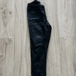 Skinnbyxor - Skinntights i lite tjockare material. 