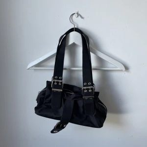 Liten väska - Fin väska som är köpt från Asos, den är använd få gånger känns som ny! Säljes för att den inte kommer till användning 